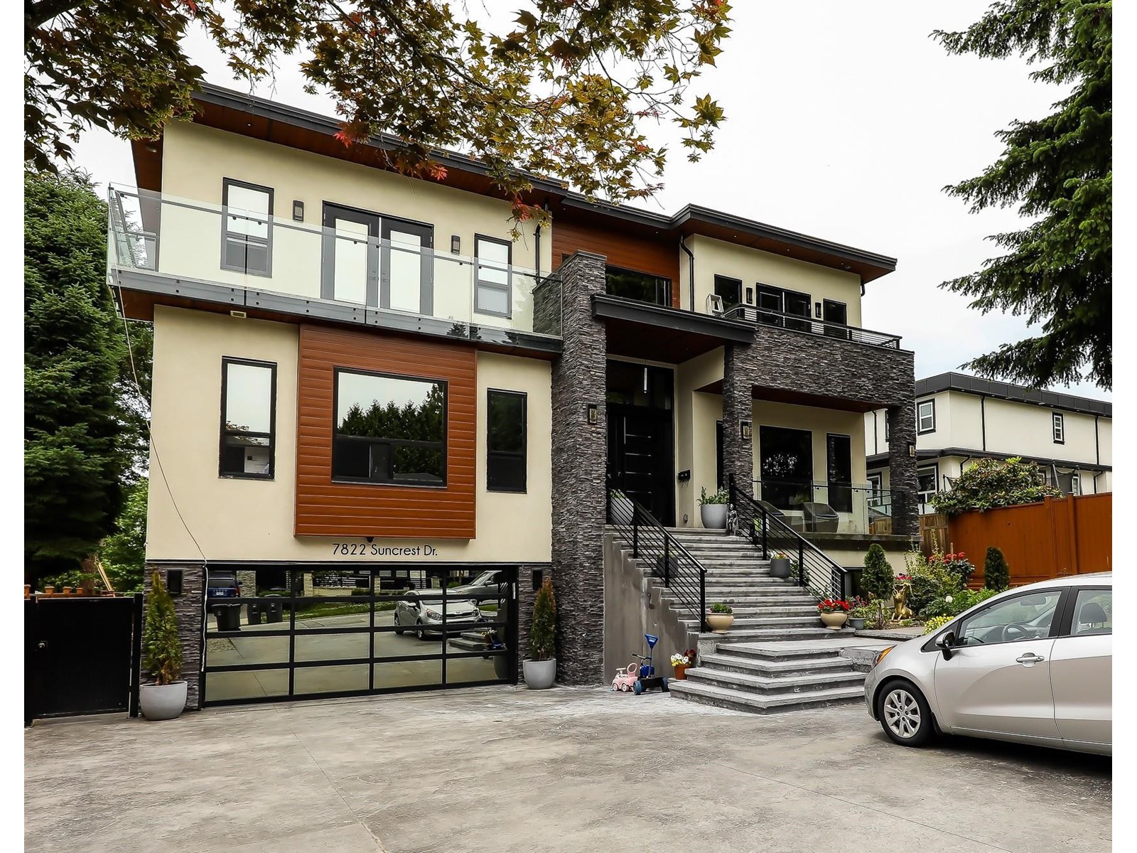 Photo 2 of 7822 Suncrest Drive, Surrey BC