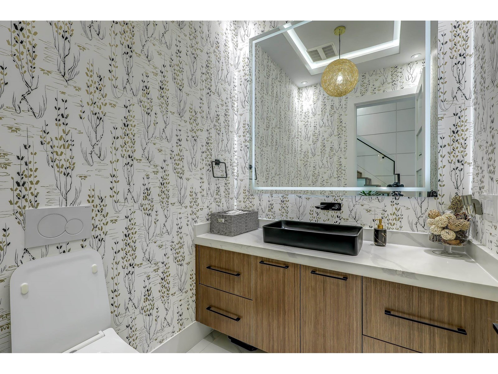 Photo 11 of 7822 Suncrest Drive, Surrey BC