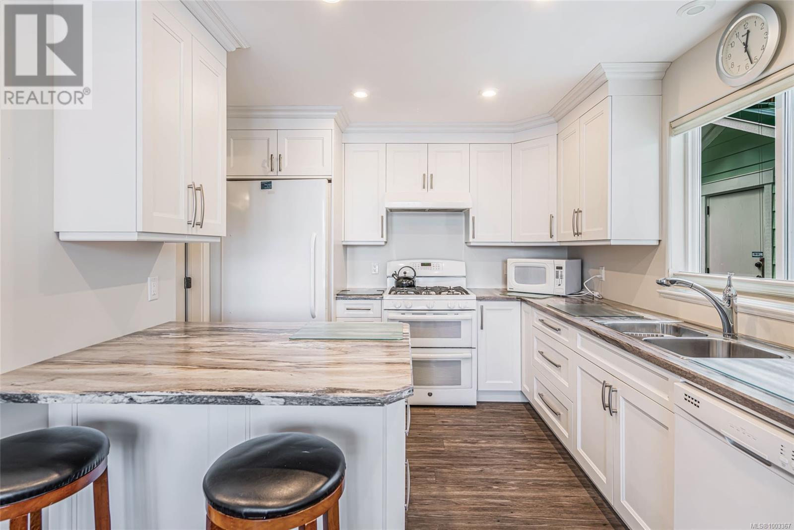 2270 South Lake Rd, Qualicum Beach