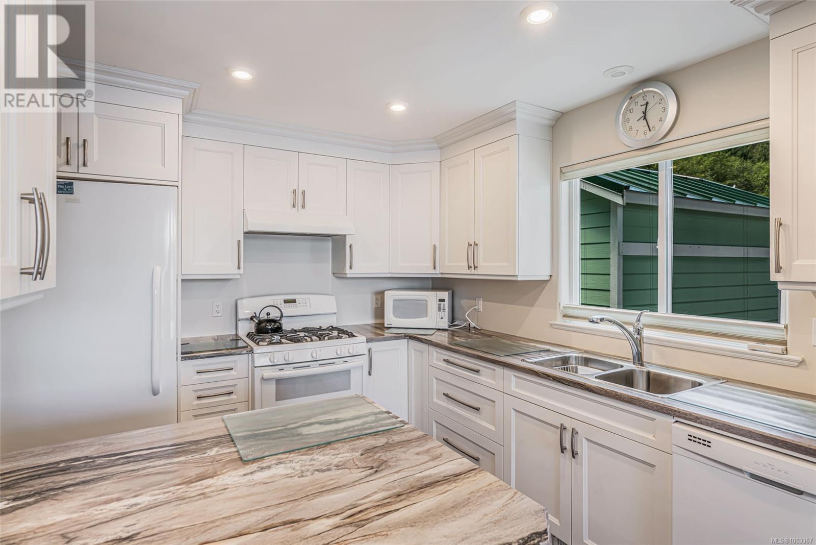 2270 South Lake Rd, Qualicum Beach