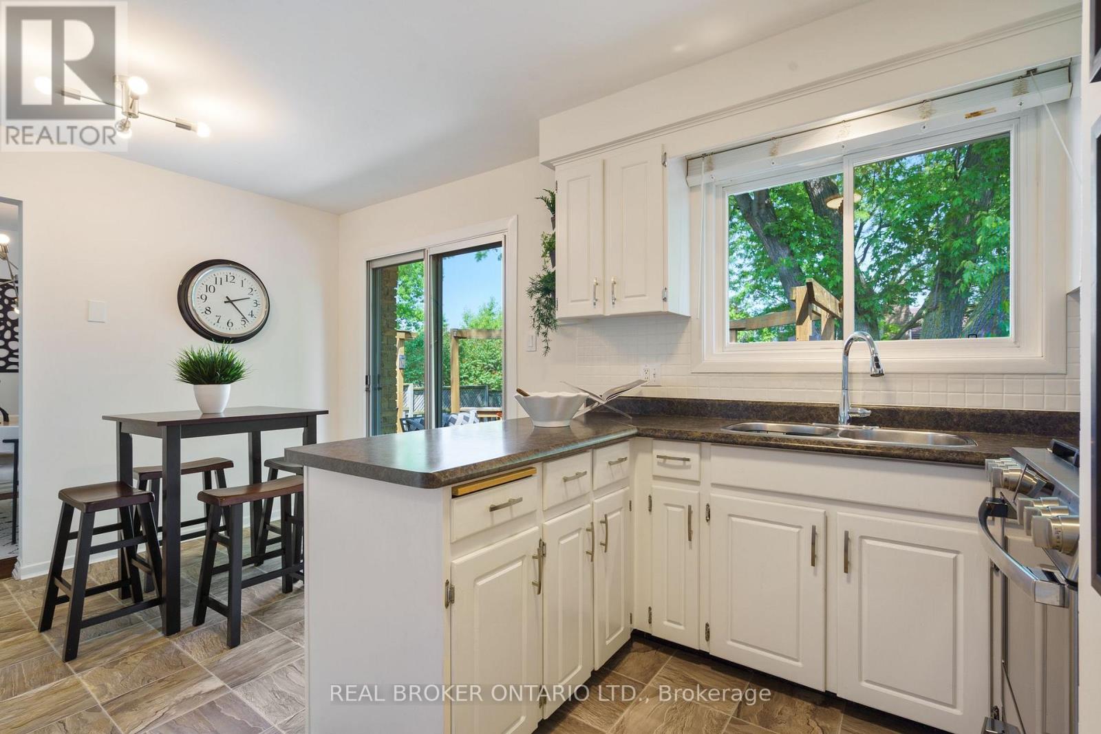 Photo 11 of 3120 Bentworth Drive, Burlington ON