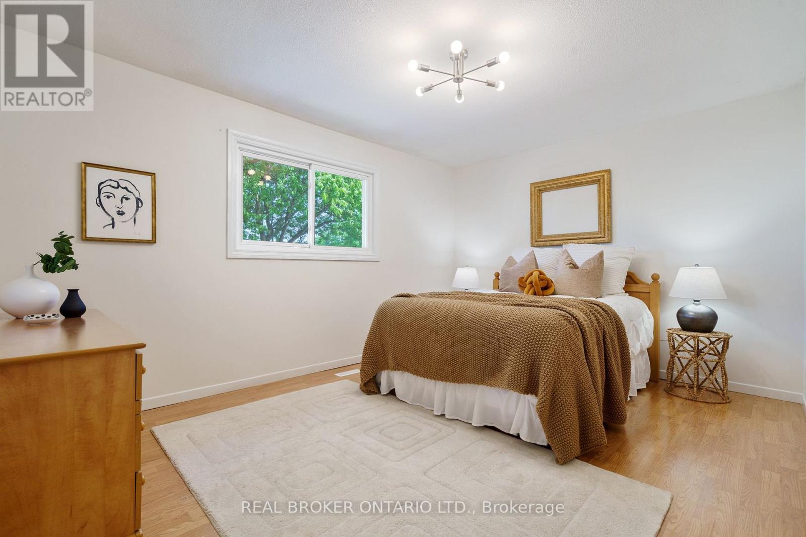 Photo 12 of 3120 Bentworth Drive, Burlington ON