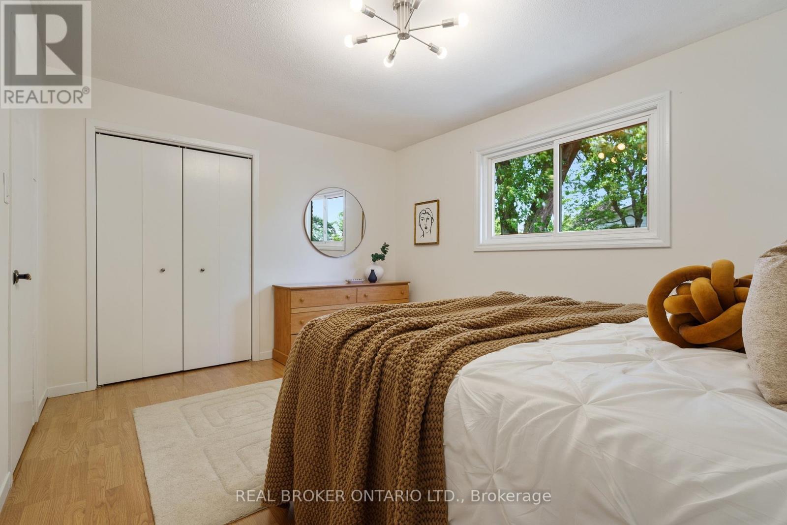 Photo 13 of 3120 Bentworth Drive, Burlington ON
