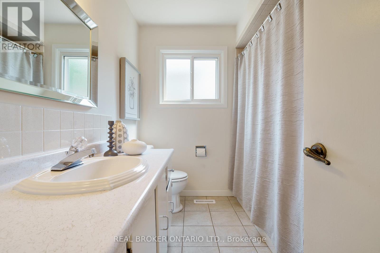 Photo 16 of 3120 Bentworth Drive, Burlington ON