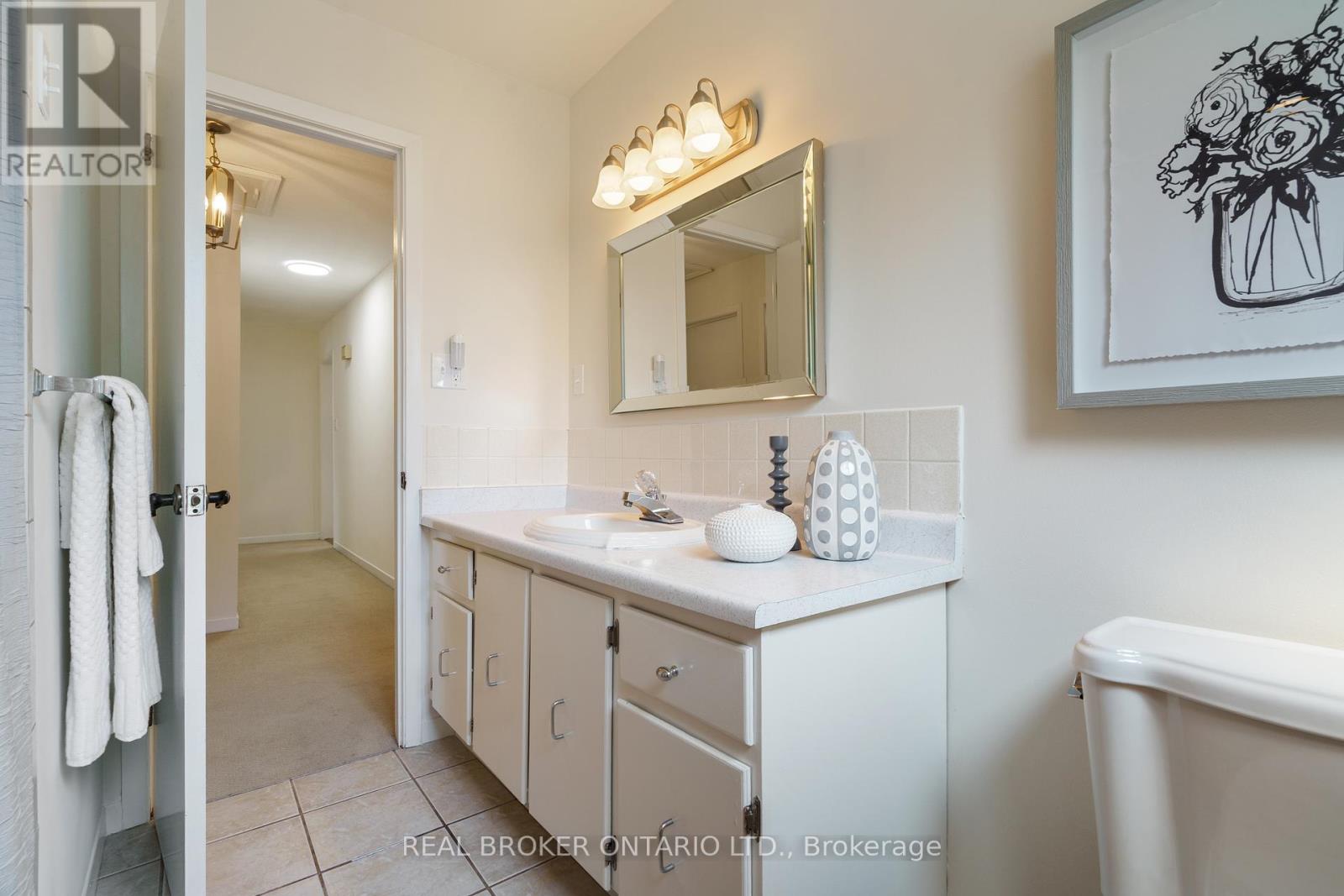 Photo 17 of 3120 Bentworth Drive, Burlington ON