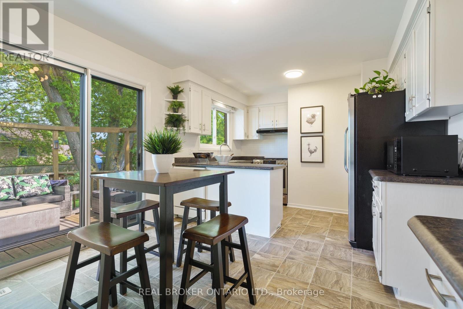 Photo 8 of 3120 Bentworth Drive, Burlington ON
