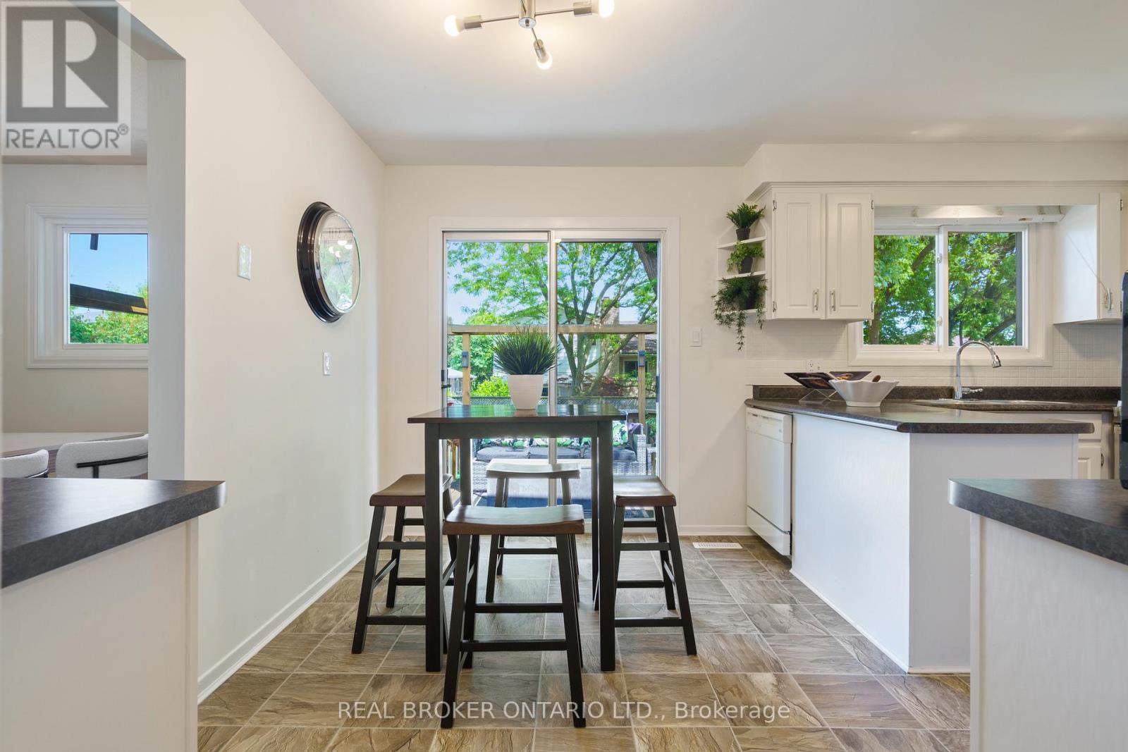 Photo 9 of 3120 Bentworth Drive, Burlington ON