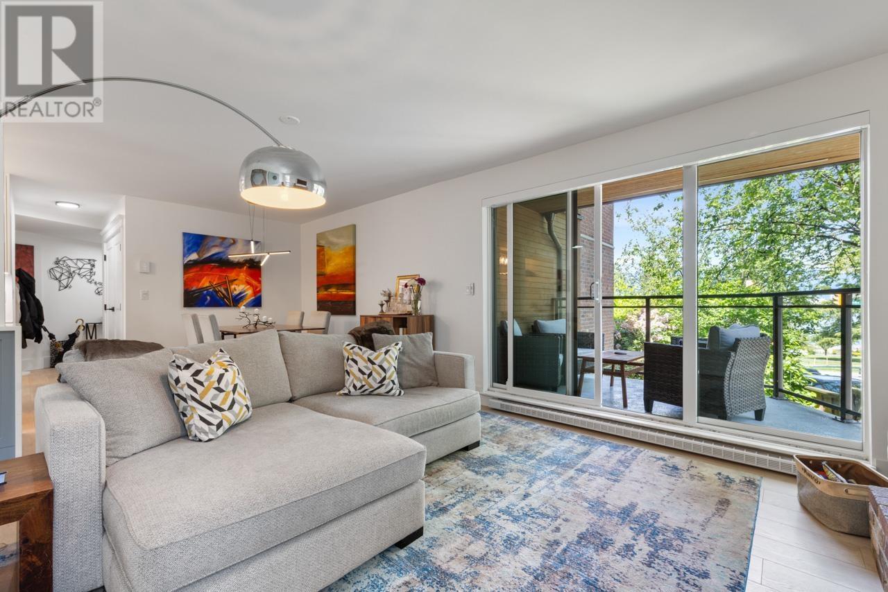 Photo 8 of 204 2410 Cornwall Avenue, Vancouver BC