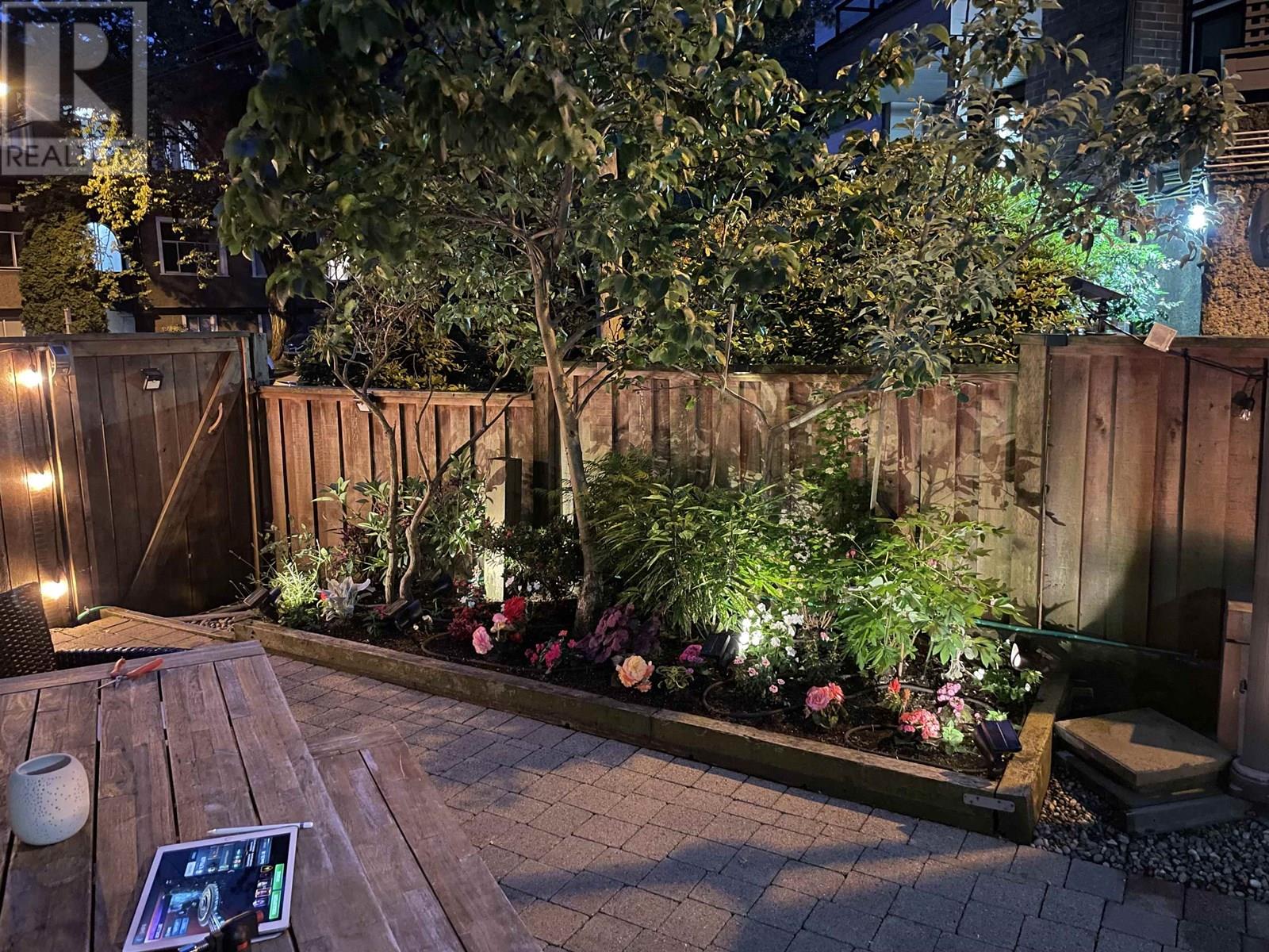 Photo 18 of 204 2410 Cornwall Avenue, Vancouver BC
