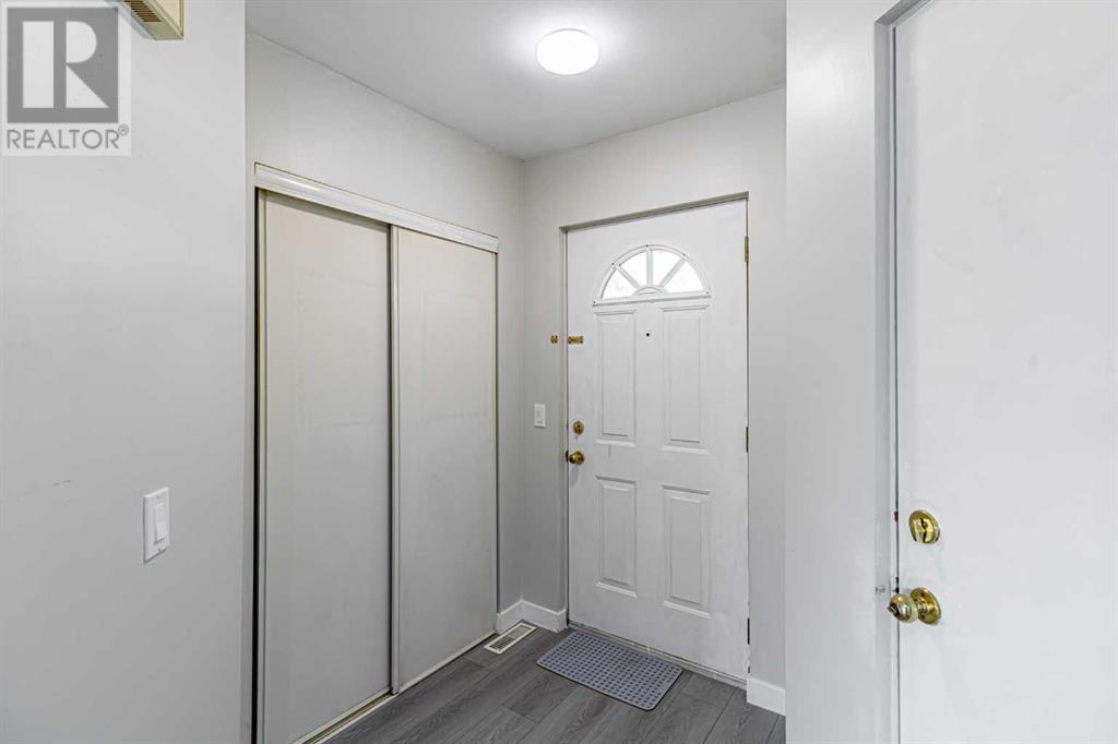 Single Family House for Sale in  Sandpiper Lane NW Sandstone Valley Calgary 