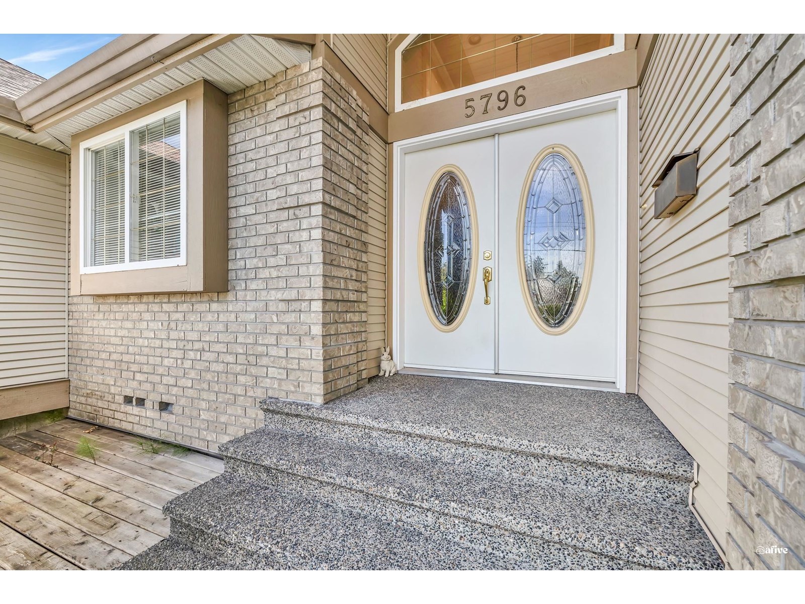 Photo 4 of 5796 168 Street, Surrey BC
