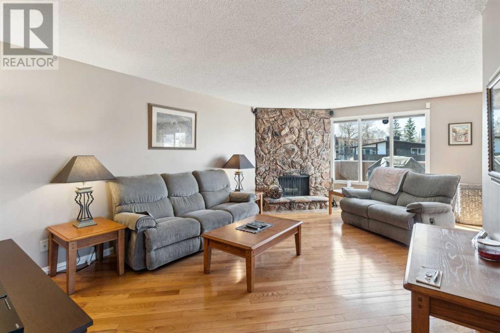 Single Family House Bi-level for Sale in  Doverville Way SE Dover Calgary 