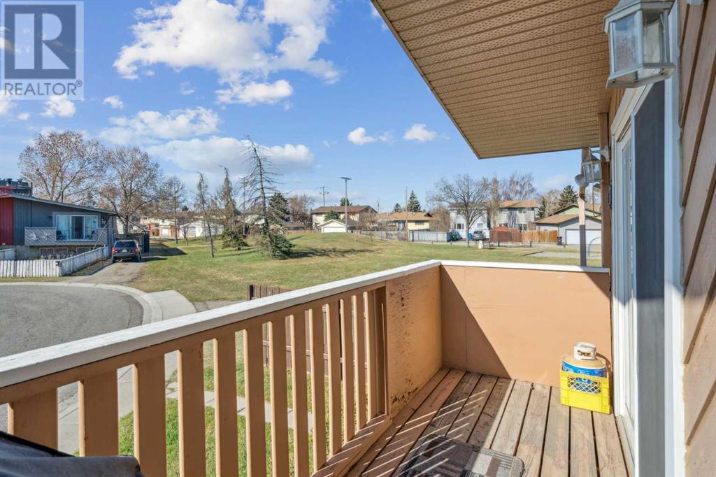 Single Family House Bi-level for Sale in  Doverville Way SE Dover Calgary 