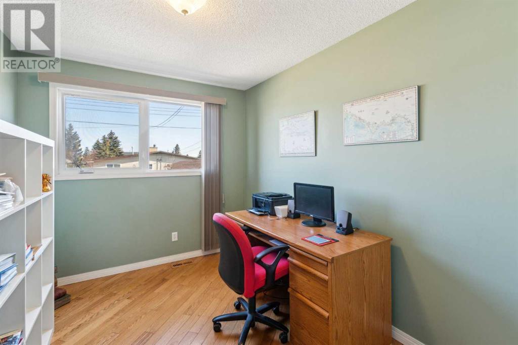 Single Family House Bi-level for Sale in  Doverville Way SE Dover Calgary 