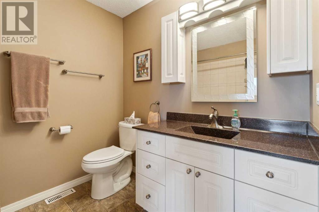 Single Family House Bi-level for Sale in  Doverville Way SE Dover Calgary 