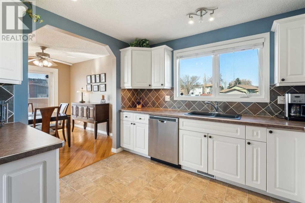 Single Family House Bi-level for Sale in  Doverville Way SE Dover Calgary 