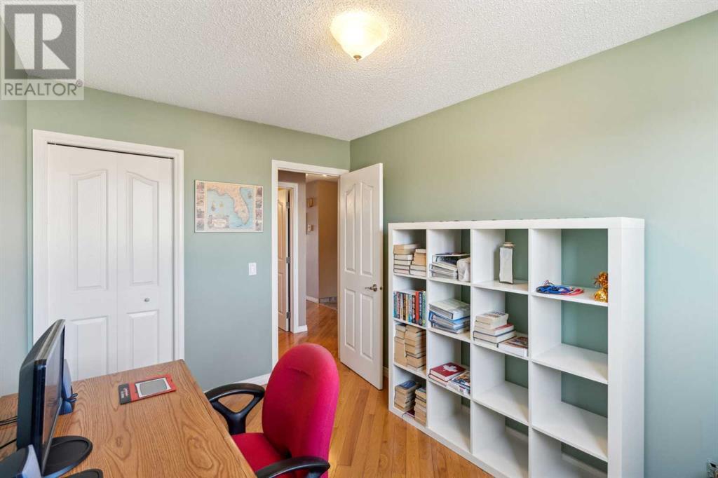 Single Family House Bi-level for Sale in  Doverville Way SE Dover Calgary 