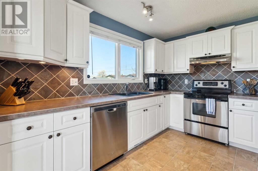 Single Family House Bi-level for Sale in  Doverville Way SE Dover Calgary 