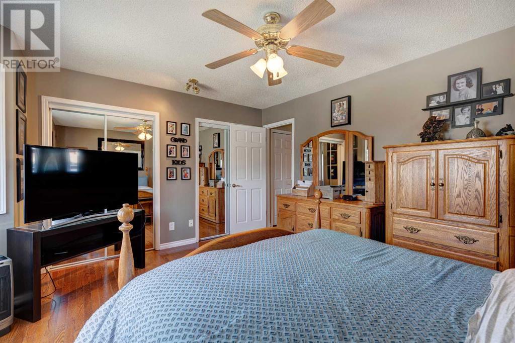 Single Family House 4 Level for Sale in  Macewan Ridge Close NW MacEwan Glen Calgary 