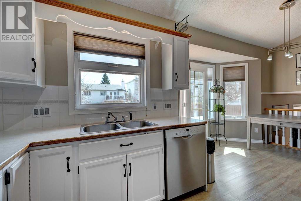 Single Family House 4 Level for Sale in  Macewan Ridge Close NW MacEwan Glen Calgary 