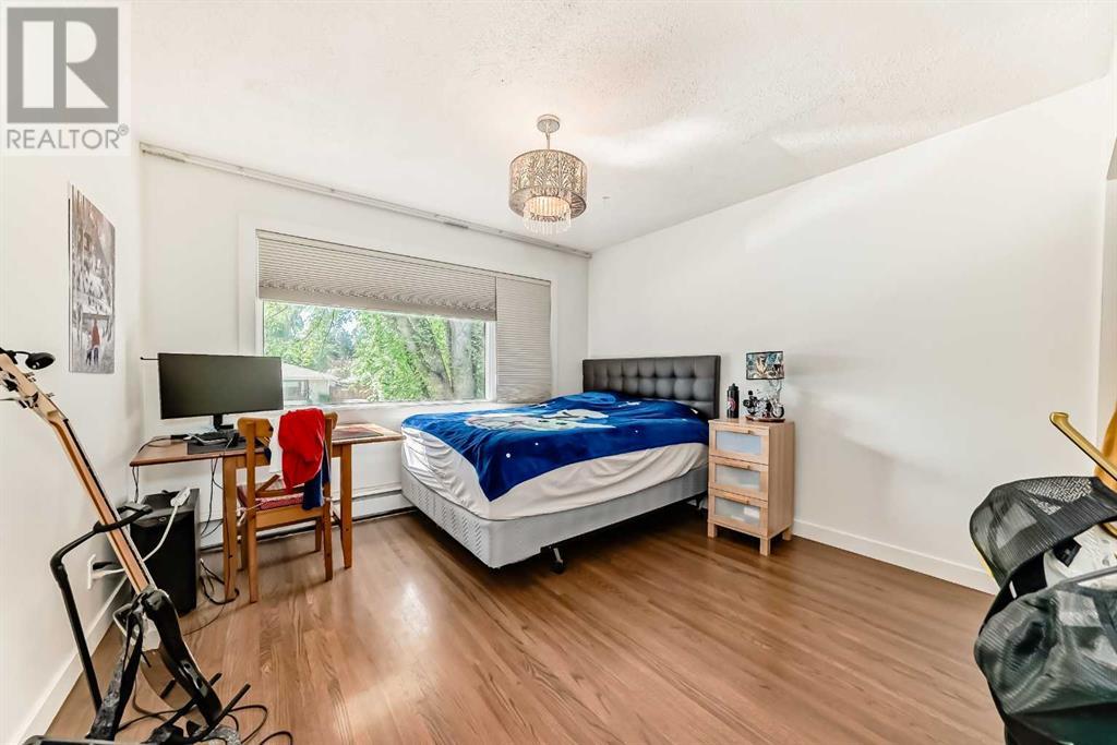Single Family House 4 Level for Sale in  Hooke Road SW Haysboro Calgary 