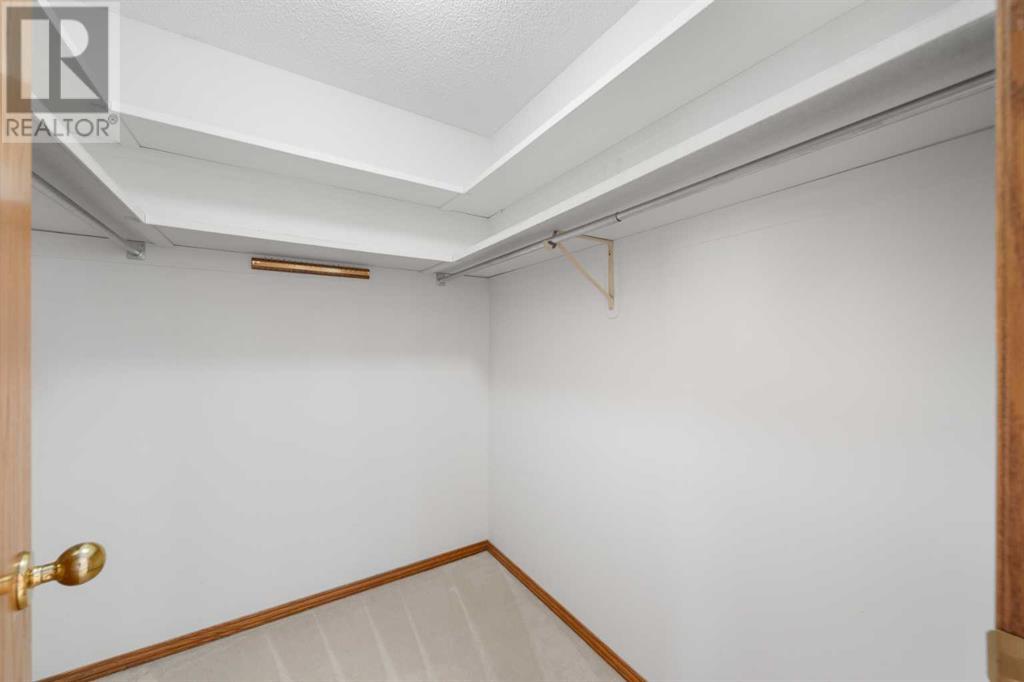 Single Family House for Sale in  Woodbriar Place SW Woodbine Calgary 