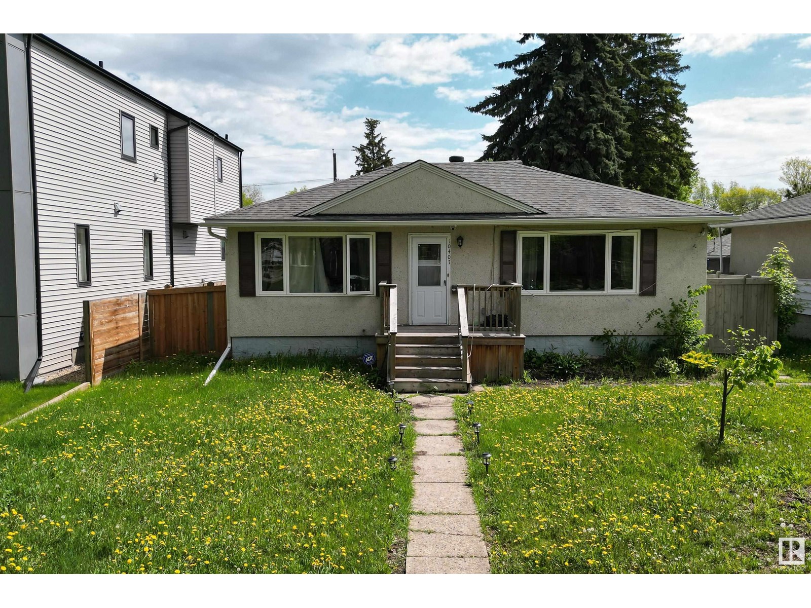 Photo 3 of 10403 10407 144 St Nw, Edmonton AB