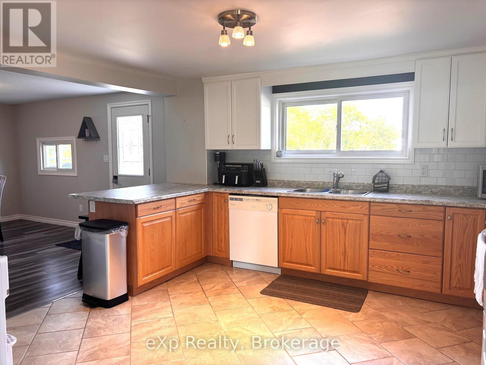 Photo 16 of 254 16th Street, Hanover ON