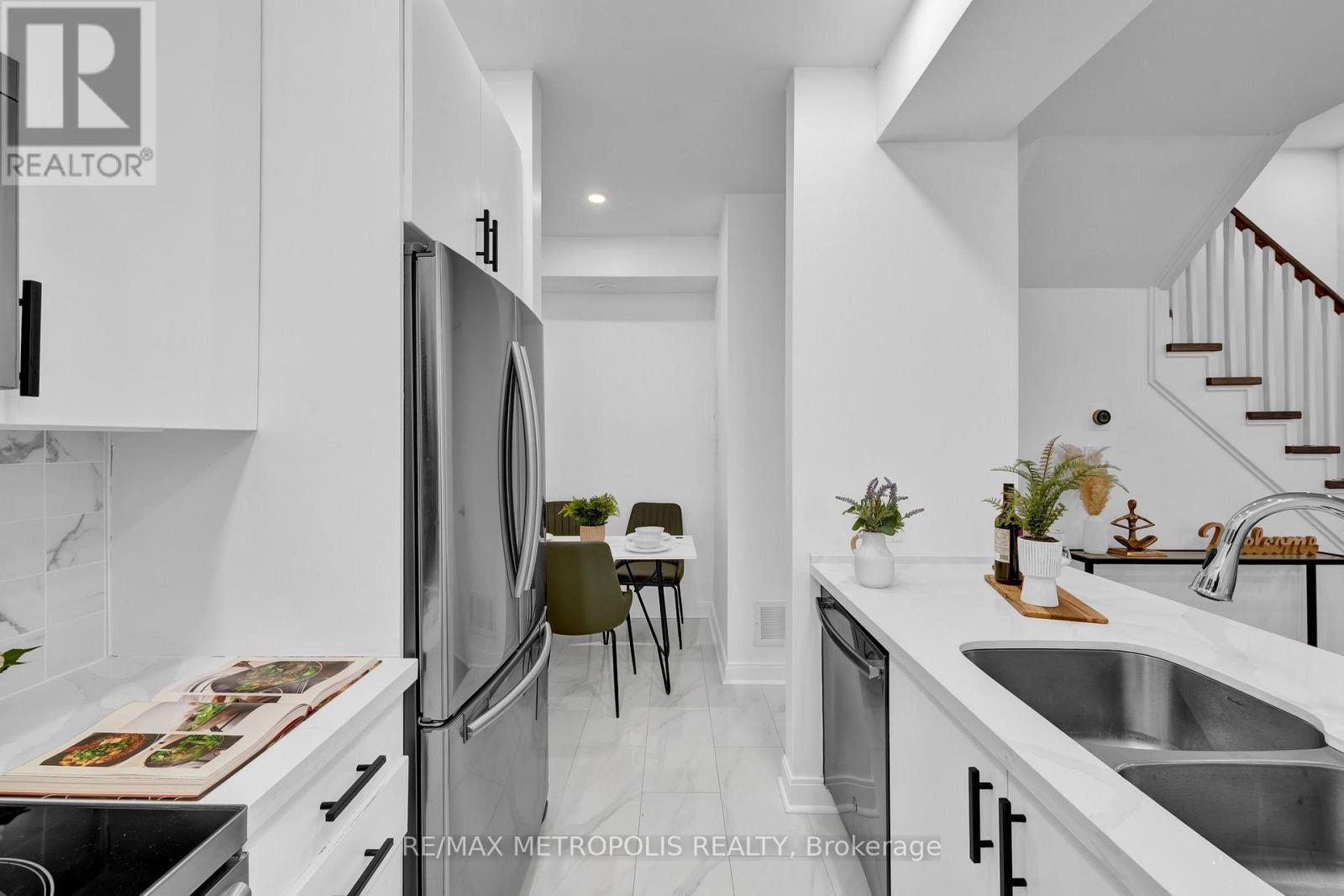Photo 6 of Th 55 295 Village Green Square, Toronto ON