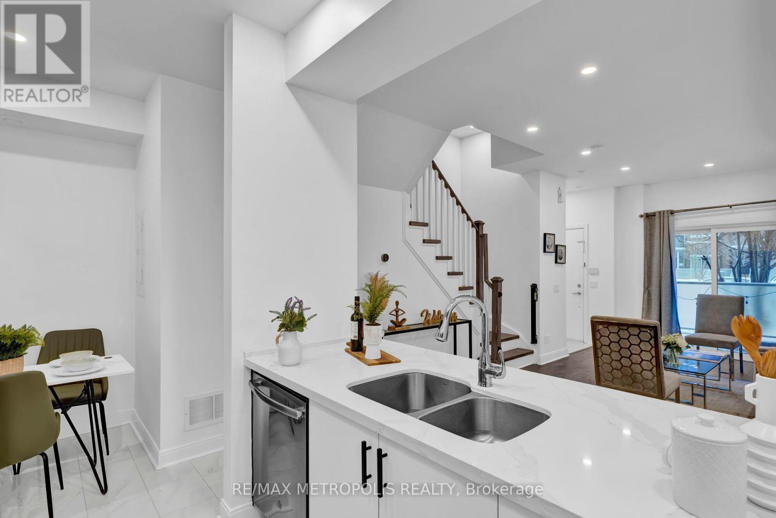 Photo 12 of Th 55 295 Village Green Square, Toronto ON