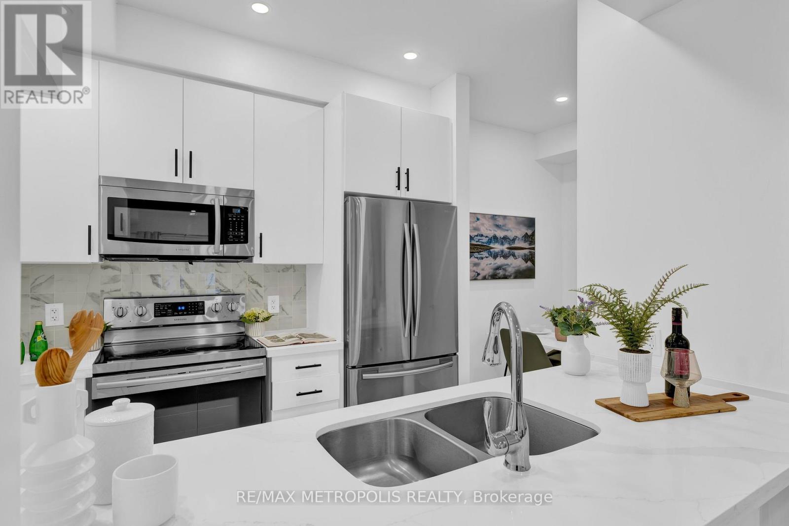 Photo 2 of Th 55 295 Village Green Square, Toronto ON