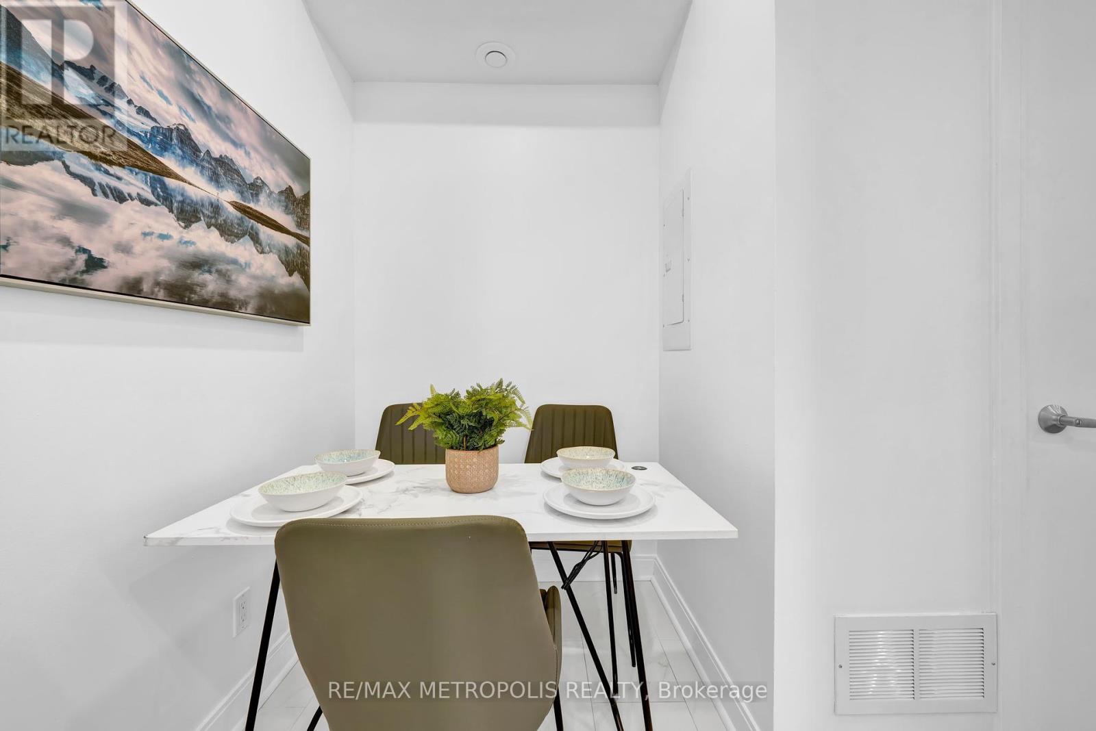 Photo 4 of Th 55 295 Village Green Square, Toronto ON