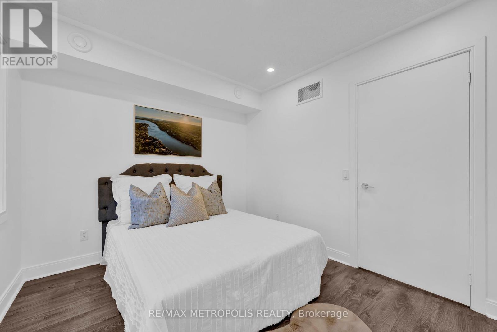 Photo 23 of Th 55 295 Village Green Square, Toronto ON