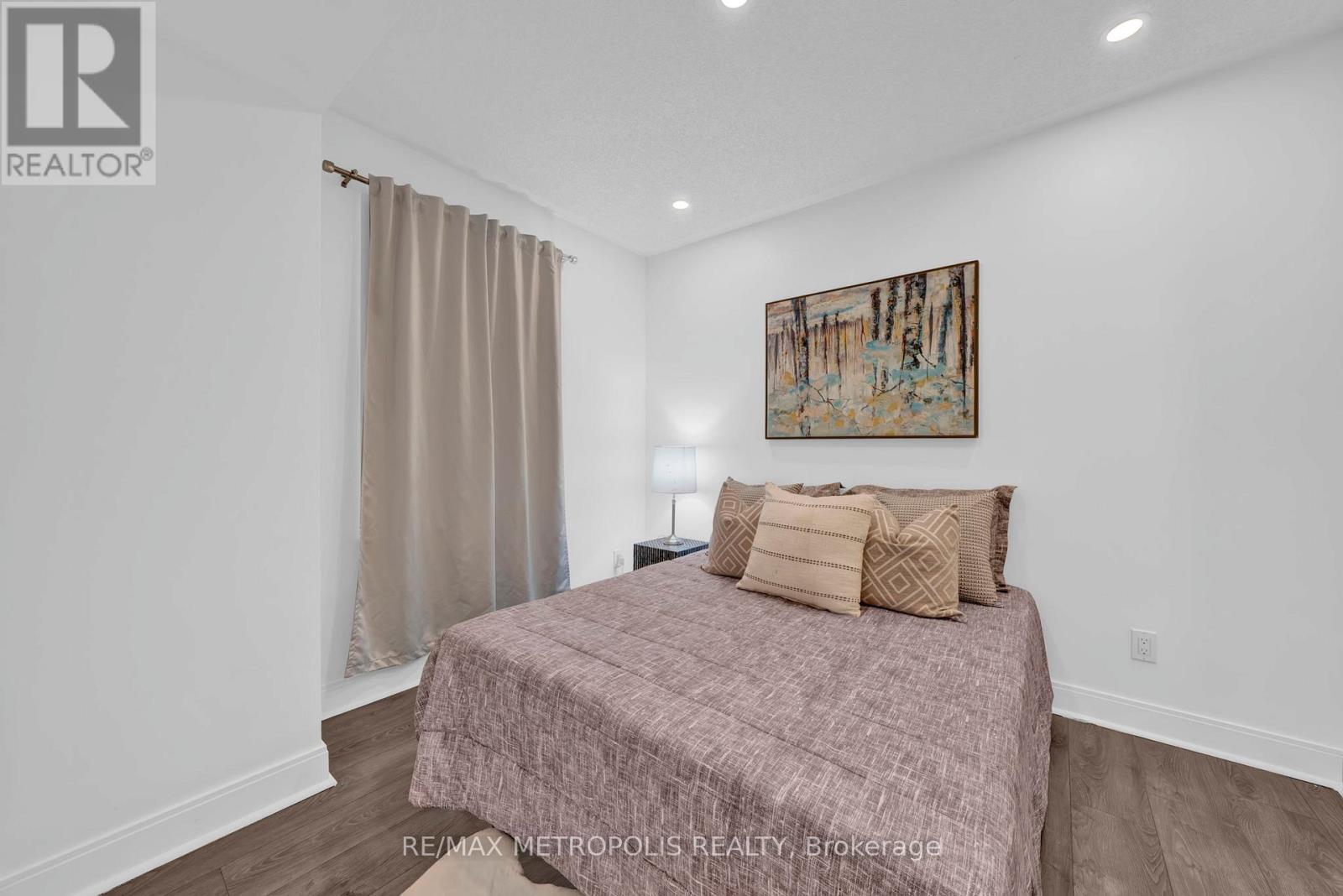 Photo 17 of Th 55 295 Village Green Square, Toronto ON