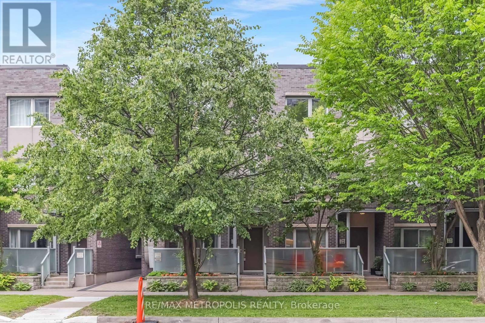 Photo 9 of Th 55 295 Village Green Square, Toronto ON