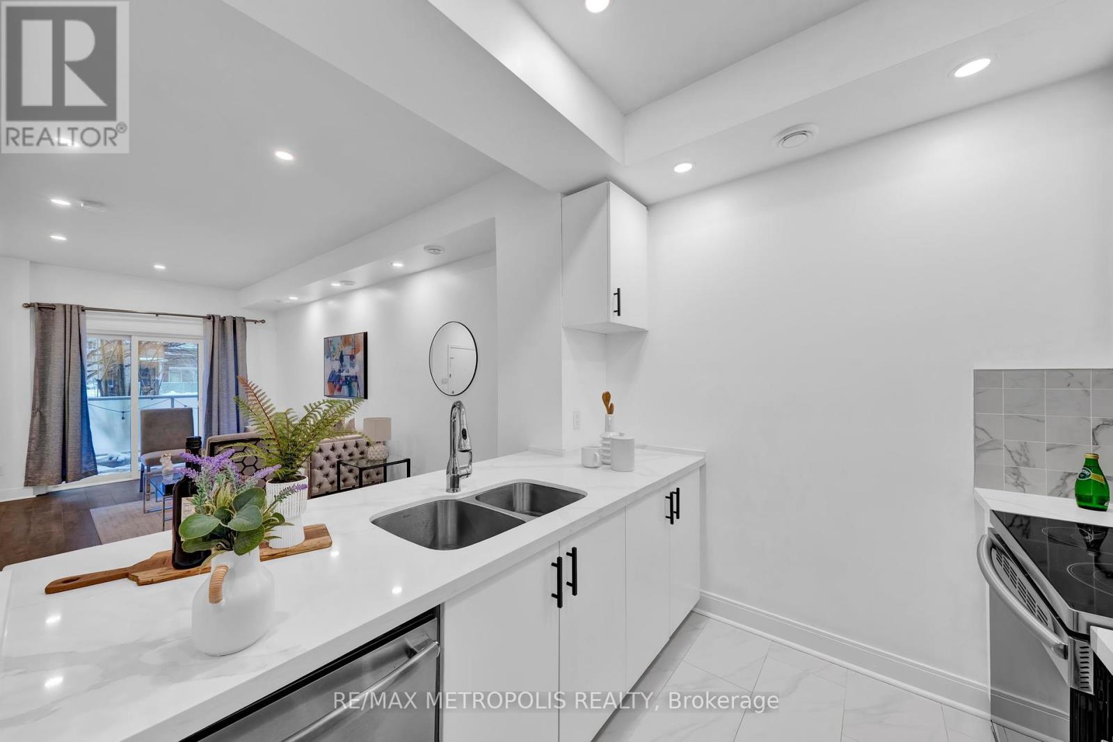 Photo 1 of Th 55 295 Village Green Square, Toronto ON