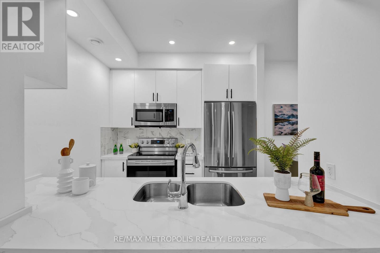 Photo 13 of Th 55 295 Village Green Square, Toronto ON
