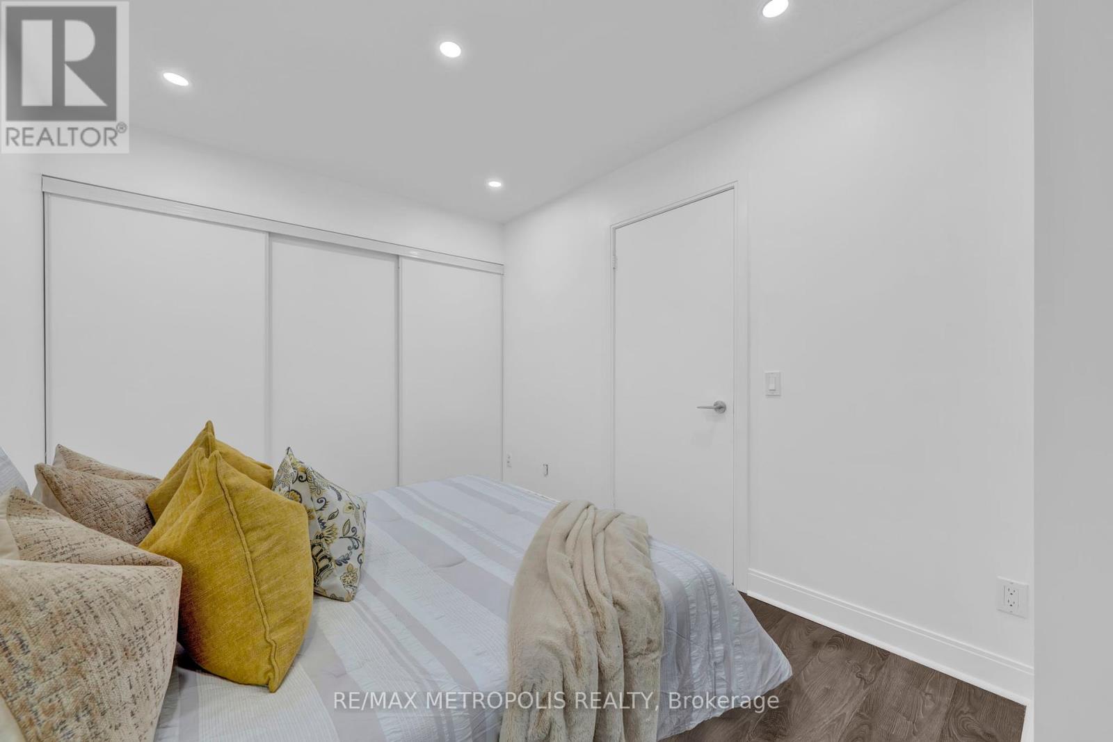 Photo 27 of Th 55 295 Village Green Square, Toronto ON
