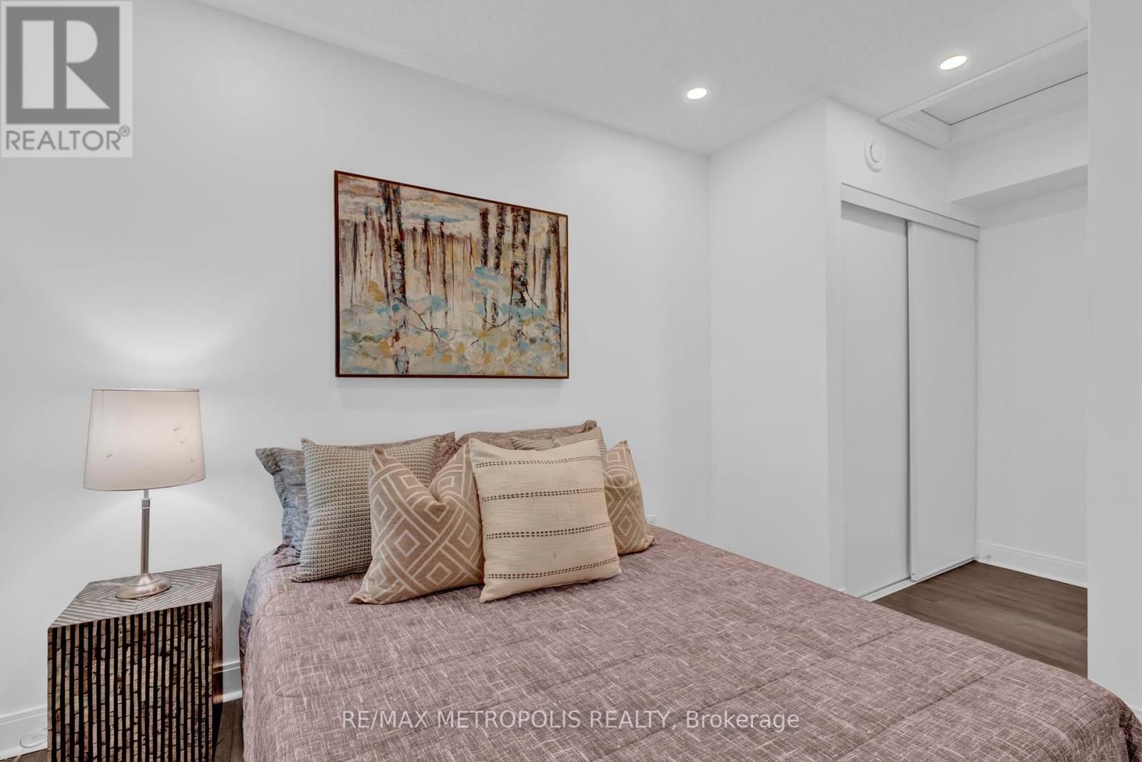 Photo 15 of Th 55 295 Village Green Square, Toronto ON