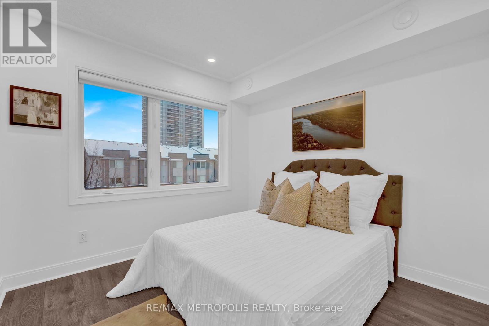 Photo 21 of Th 55 295 Village Green Square, Toronto ON