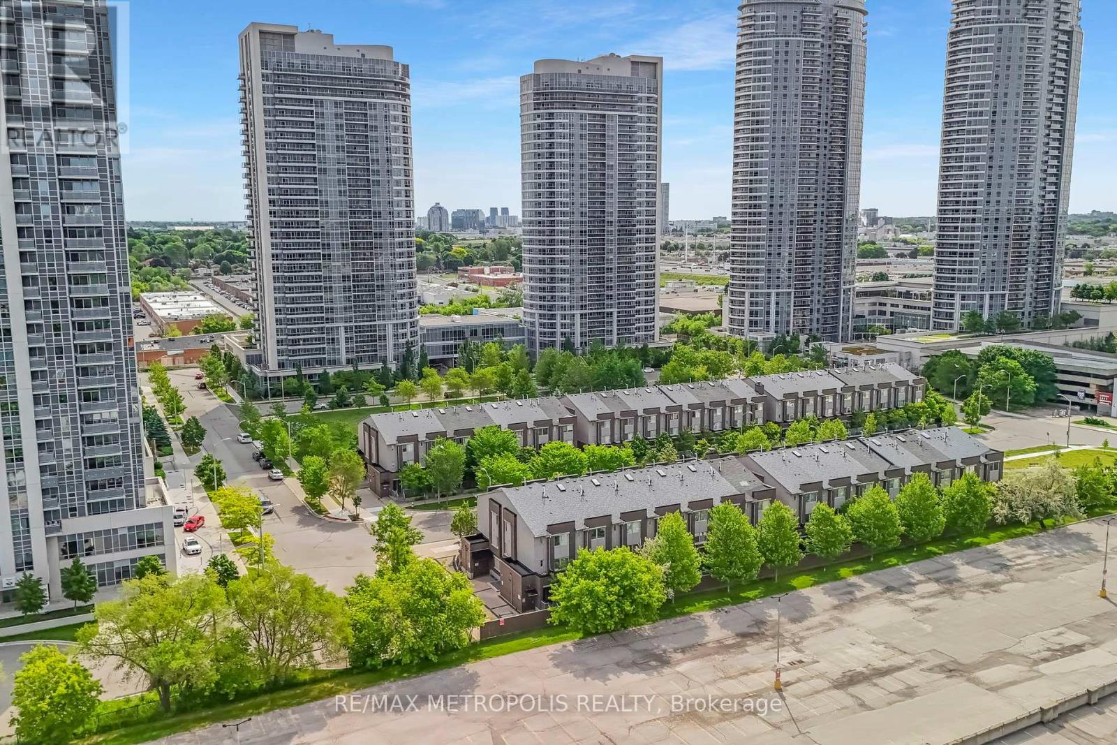 Photo 3 of Th 55 295 Village Green Square, Toronto ON