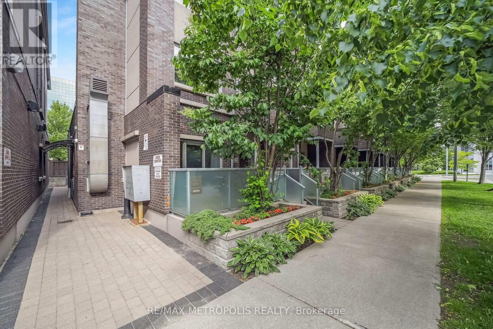 Photo 5 of Th 55 295 Village Green Square, Toronto ON