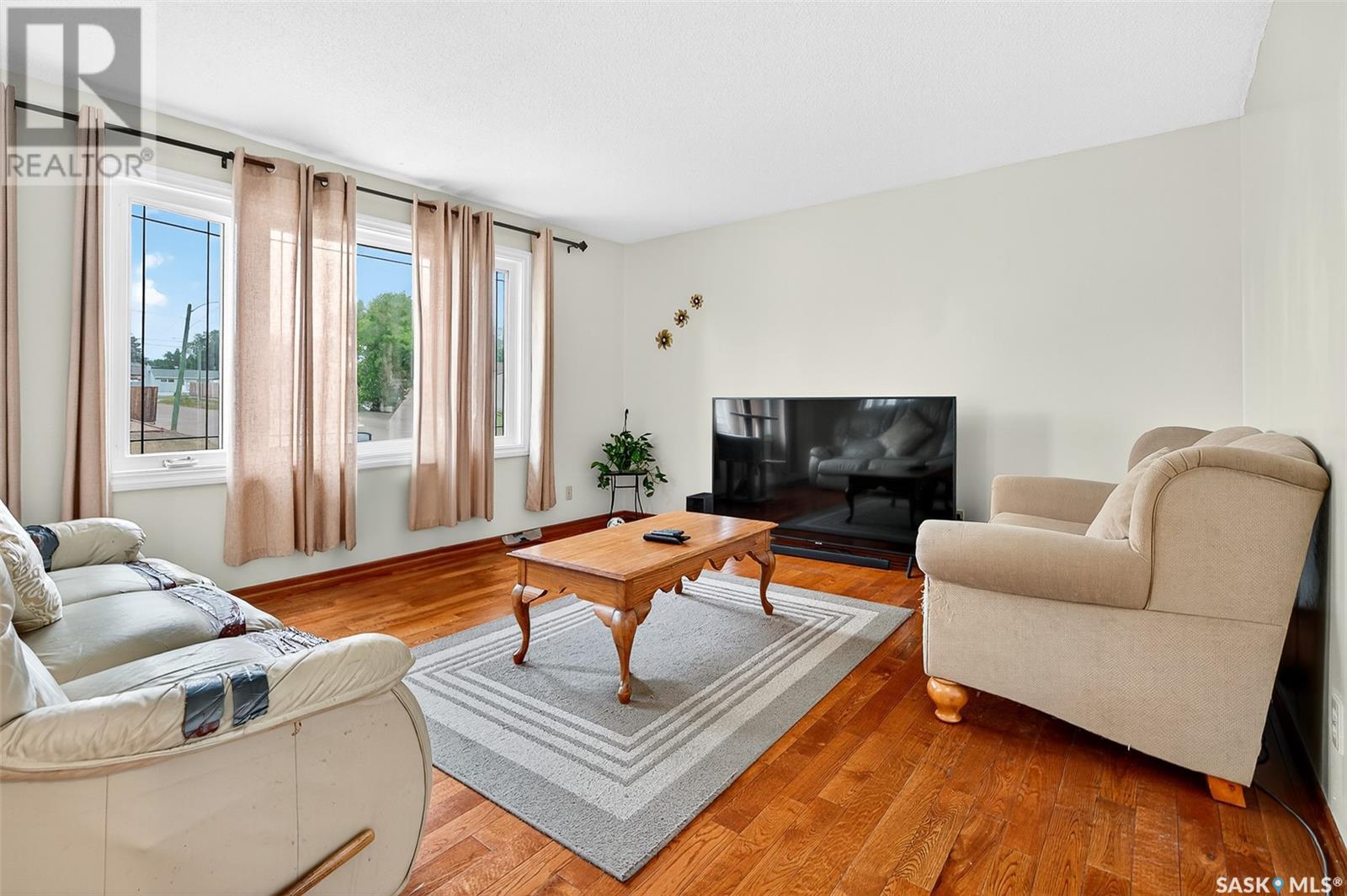 Photo 3 of 1303 Athabasca Street W, Moose Jaw SK