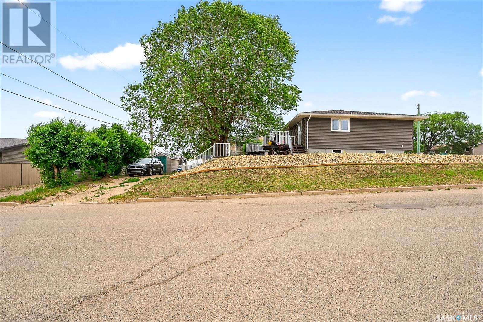 Photo 36 of 1303 Athabasca Street W, Moose Jaw SK