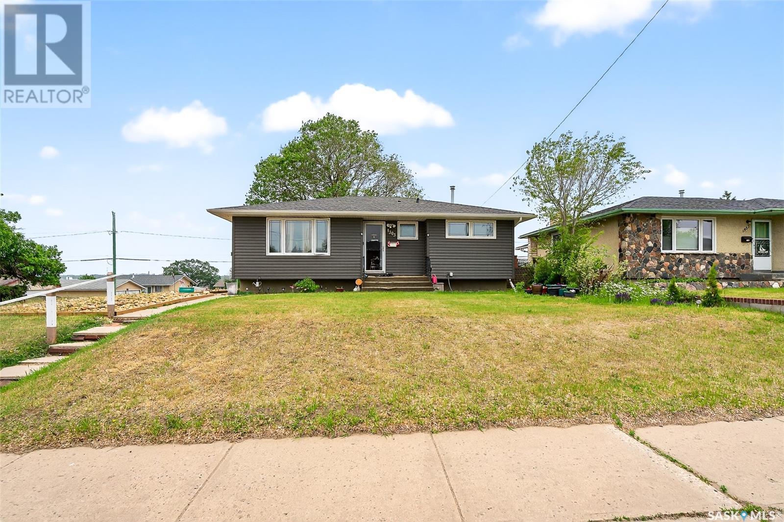Photo 38 of 1303 Athabasca Street W, Moose Jaw SK