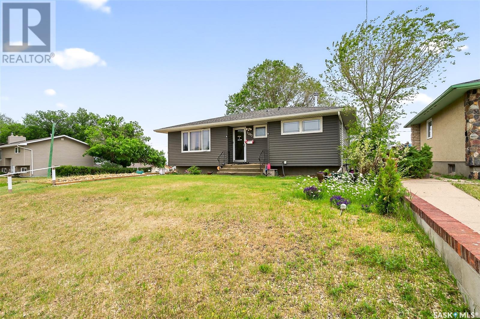 Photo 39 of 1303 Athabasca Street W, Moose Jaw SK