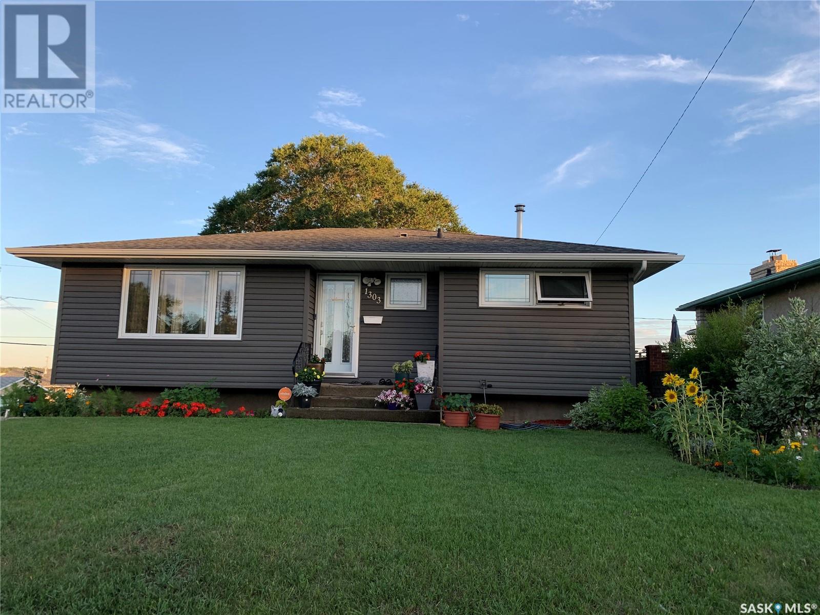 Photo 40 of 1303 Athabasca Street W, Moose Jaw SK