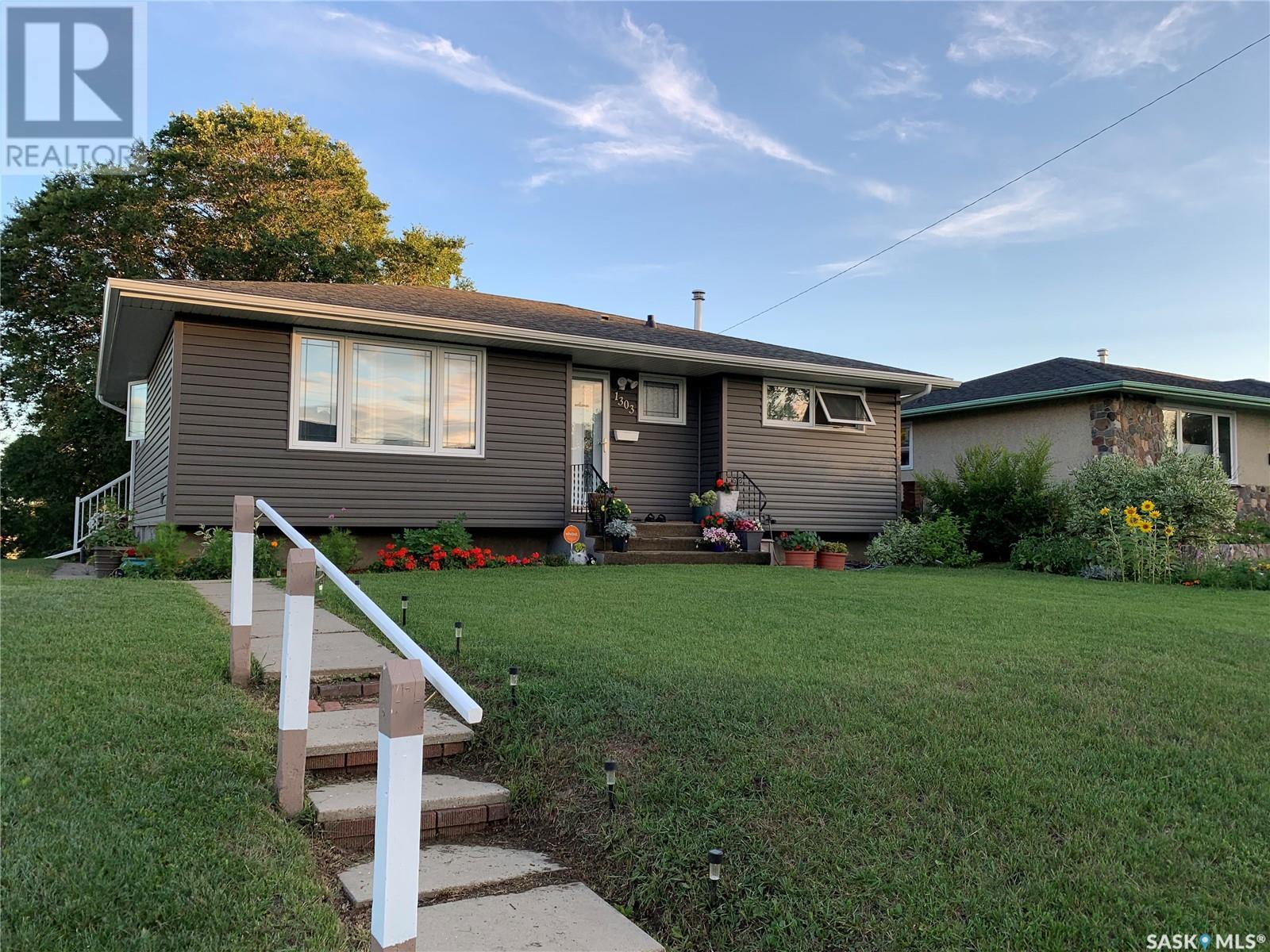 Photo 41 of 1303 Athabasca Street W, Moose Jaw SK