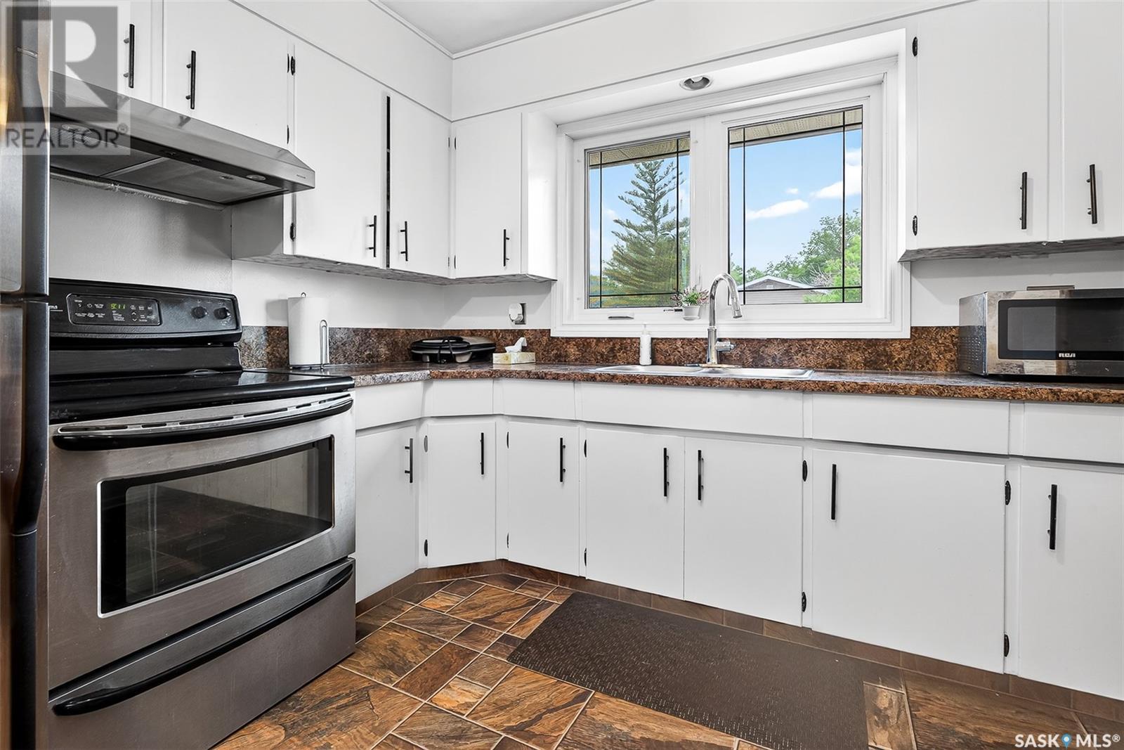 Photo 7 of 1303 Athabasca Street W, Moose Jaw SK