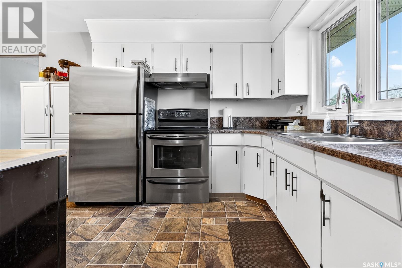 Photo 8 of 1303 Athabasca Street W, Moose Jaw SK